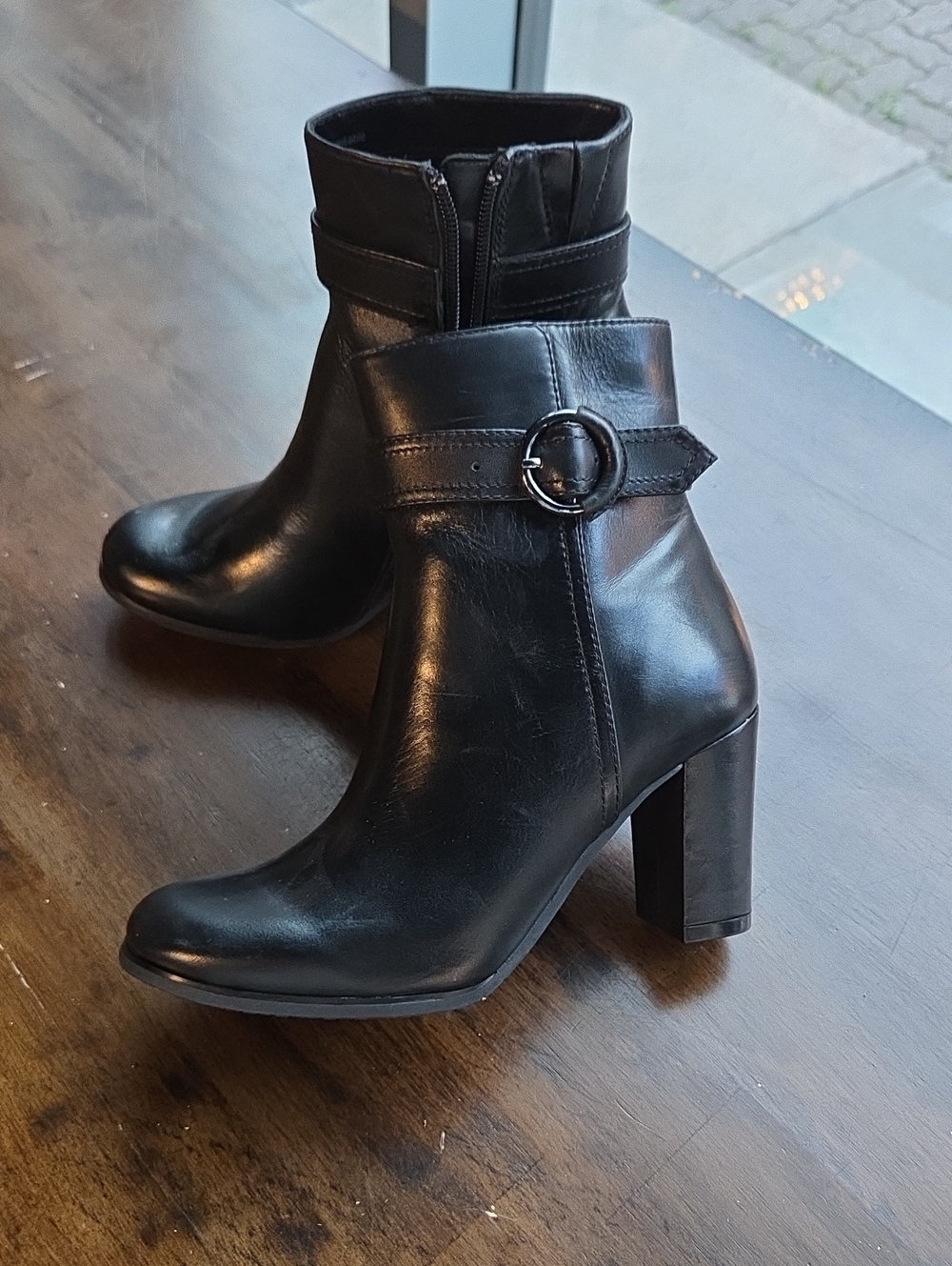 Blondo Size 6.5 Womenβs Black Leather Ankle Boots with Buckle Waterproof